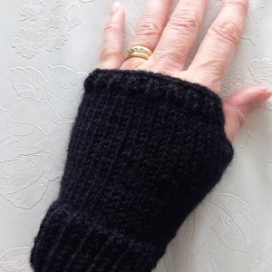 Nya svarta torgvantar stl XS/S - Nya svarta torgvantar. Stickade i ett garn som är varmt och skönt, men inte stickigt. Kan tvättas i 40 grader. Följ mig så ser du nya annonser!