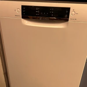 Diskmaskin - Hej! Jag köpte denna diskmaskin för ungefär ett år sedan. Har användas vid 3 tillfällen. Säljer den pågrund av att jag gillar att diska förhand. Mått & vikt Djup (cm) 57.3 Vikt (kg) 34.812 Höjd (inkl. emballage) 87,0 cm Bredd (inkl. emballage) 68,0 cm