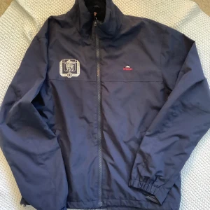 Fin jacka McKinley Intersport mkt fint skick. Fin till våren.  - Fin jacka. Vindjacka med fleece 