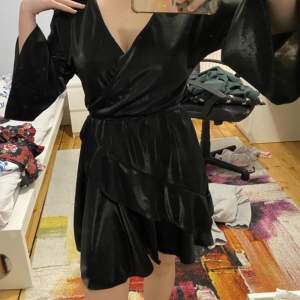 PRIS KAN DISKUTERAS, En supersnygg svart klänning med jättebra material och knyte. Den glänser lite och är köpt från French Connection! Säljs då den ej kommit till användning, skriv gärna vid intresse!❤️