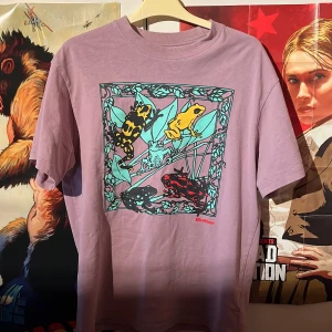 Lila Butter Goods Amphibian T Shirt - Använd några gånger, inga skador eller märken. Säljer för att jag har växt ur den