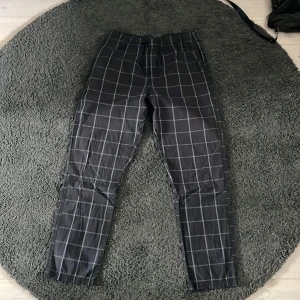 Pyjamasbyxor - Lillebrorsans nästan oanvända pyjamasbyxor. Storlek S från Hm. Skriv om det är några frågor:)