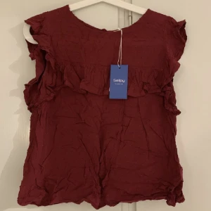 Röd blus  - Otroligt fin tröja som tyvärr inte kommit till användning! Den är köpt från sellpy och endast testad. 