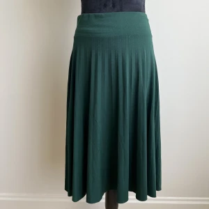 Midikjol i grön - Zalando - 38 M  - Mycket gott skick - inga fel - som ny   Det är en jättefin kjol  Lätt att stryka / utan behov av strykning   Knälång  Veckad kjol i 95% polyester / 5% Elastan   Köptes på Zalando