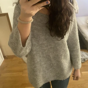 Stickad tröja  - Säljer denna stickade tröjan från only i storlek M/L men passar också XS/S. Pris kan diskuteras !! Nypris 300 