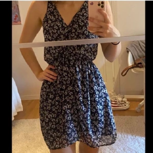 Blommig Sommarklänning  - Köpt på plick men var för luten för mig. Lånade bilder.
