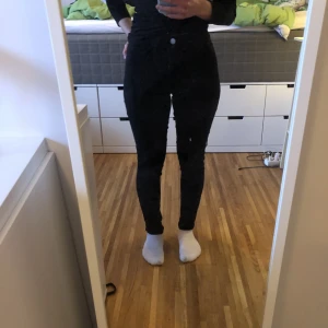 Skinny jeans - Högmidjade, svarta skinnyjeans från jegging jane. Sparsamt använda och i bra skick. Säljer eftersom att de aldrig kom till användning. 