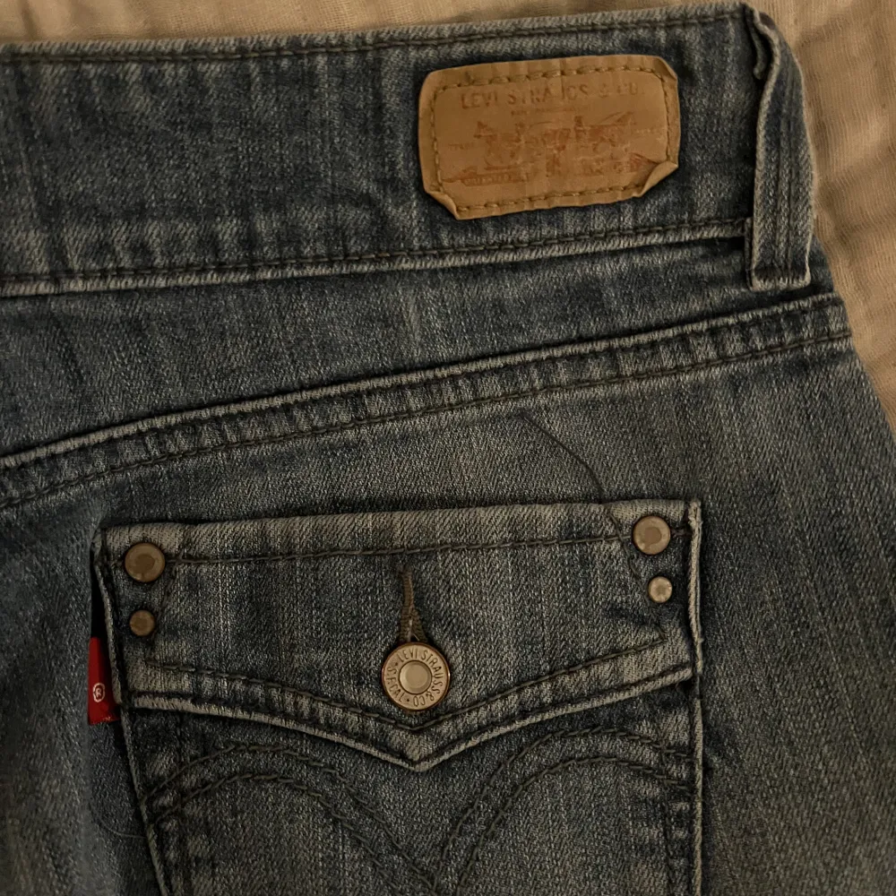 Lågmidjade raka jeans från Levis. Jenssen har coola fickor på baksidan. Jag är 1.78 som referens . Jeans & Byxor.