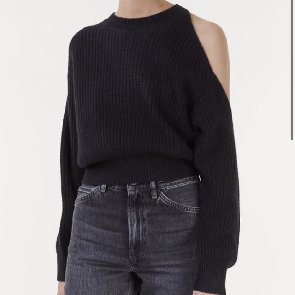 Helt oanvänd Lisa Yang tröja, pris lappen är kvar! Köpte den för 3999 kr, säljer för 3500 kr💗. Stickat.
