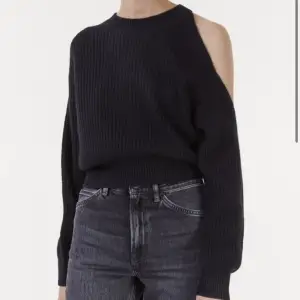 Helt oanvänd Lisa Yang tröja, pris lappen är kvar! Köpte den för 3999 kr, säljer för 3500 kr💗