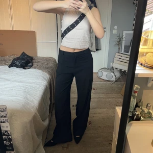 Svarta kostymbyxor - Svarta mid-rise kostymbyxor med vida ben från Bershka. Använda en gång, i gott skick med andra ord! 😎