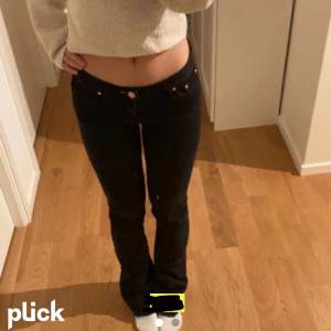 Säljer dessa lågmidjade svarta bootcut jeans ! Köpte av en annan tjej här på plick men köpte fel storlek så därför  säljer jag vidare dom !🥰 ( inte mina bilder )💞