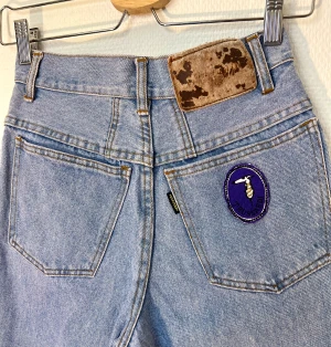 Vintage Trussardi hög midjade jeans  - Storlek 26 Midja: 66cm Benlängd: 78cm