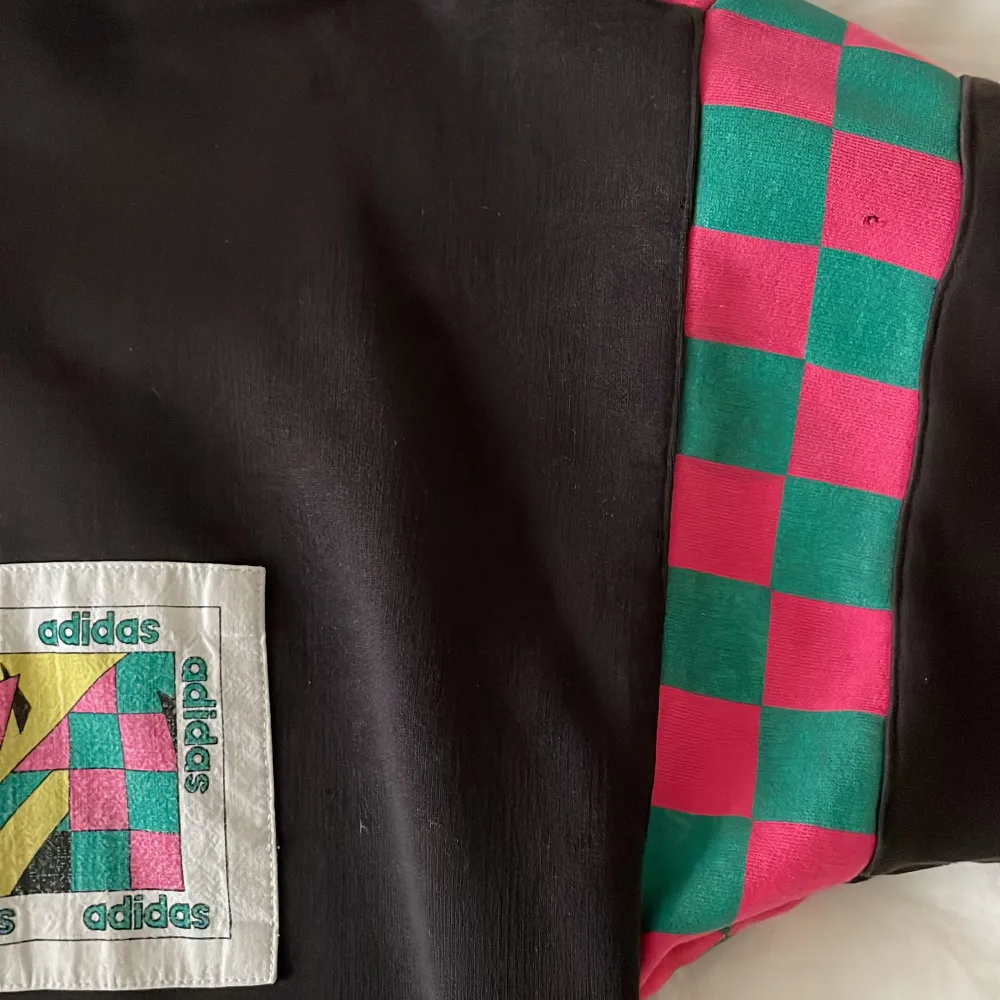 Vintage adidas shirt kept in good condition. Tiny hole on left shoulder but selling as it doesn’t fit anymore. Goes well with beige pants.. Skjortor.