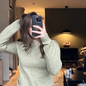 Stickad tröja - Jättefin mossgrön stickad från Vero moda, väldigt stretchig och i fint skick 💓