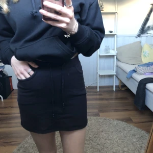 Svart tajt kjol - Älskar denna kjol men är något kort på mig. Har använt den några sommrar i rad. Fickorna är fullt fungerande ☺️❤️