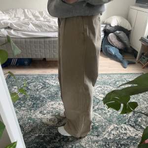 beiga byxor från weekday i modellen ”nikolas wide trousers”. endast använda en gång, så i nyskick. bra i längden på mig som är ca 166. nypris 650kr