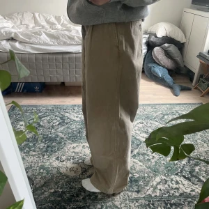 weekday byxor - beiga byxor från weekday i modellen ”nikolas wide trousers”. endast använda en gång, så i nyskick. bra i längden på mig som är ca 166. nypris 650kr