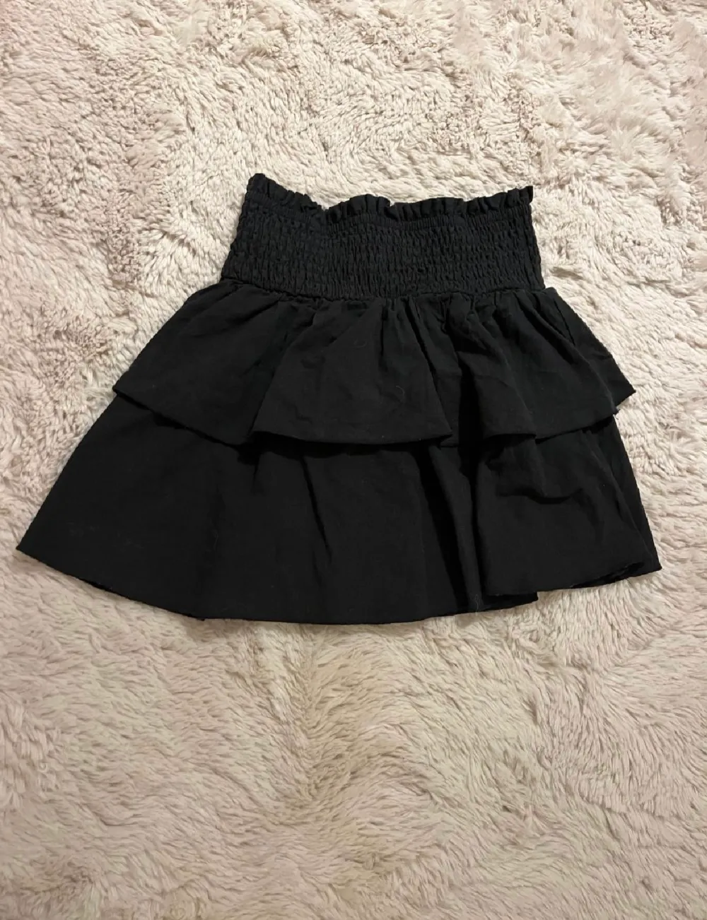 En jättegullig svart volang kjol från shein. Använd 1 gång men jätte bra skick. Storlek xxs men passar xs också💞Köparen står för frakt.. Kjolar.