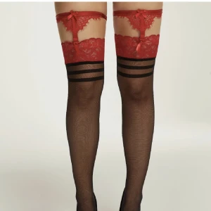 Röda suspender cuffs från hunkemöller  - Röda suspender cuffs från hunkemöller private collection med spets och rosett detaljer. Onesize då de har spännen man justerar storleken med, endast testade.