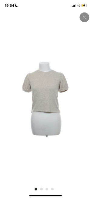 stickad tshirt Zara  - Stickad kortärmad från zara. Köpt på Sellpy men satt inte som jag ville på mig. Storlek M men passar nog en S också. Köpare står för frakt💖