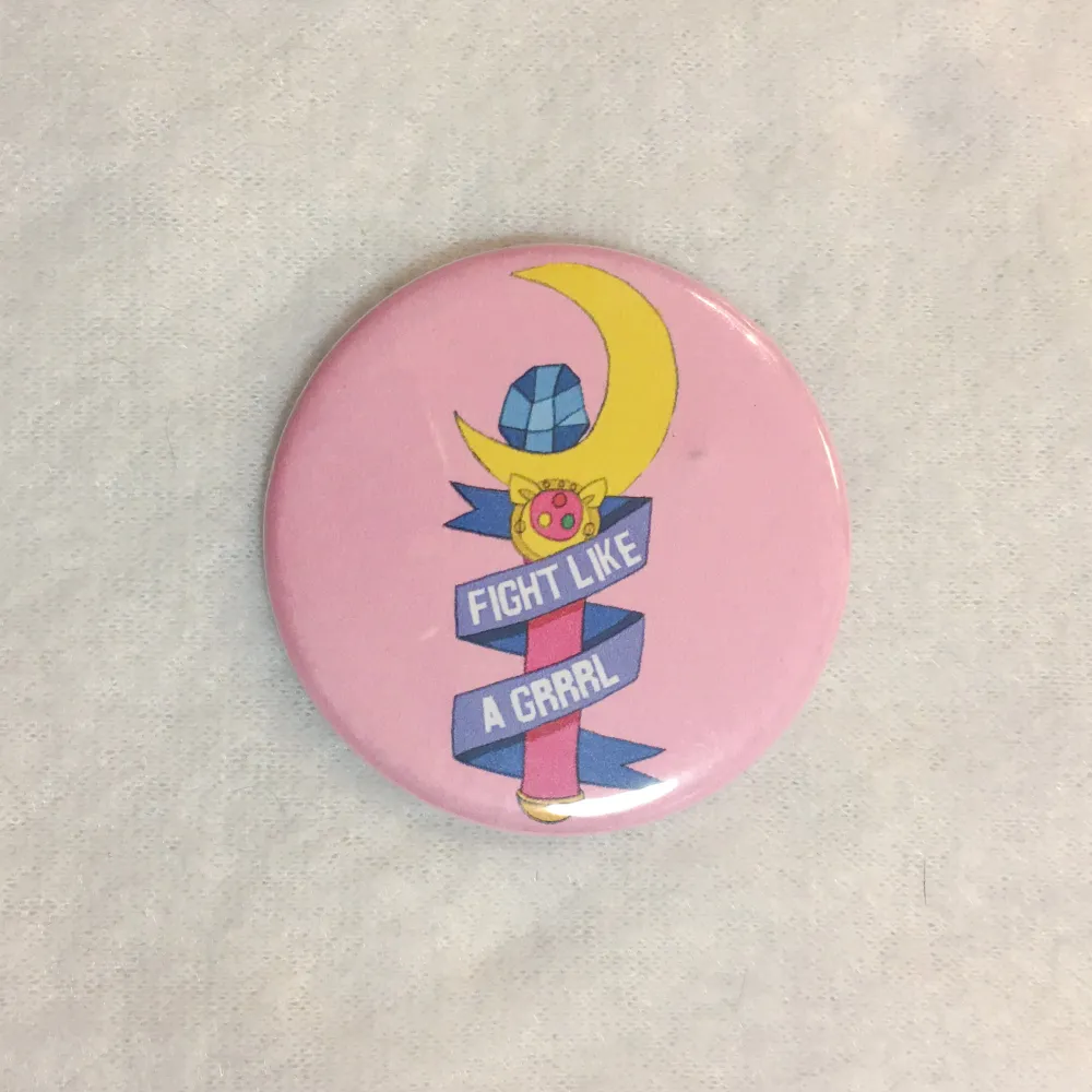Sailor moon pin Ca 5,5 cm I diameter 20kr + frakt. Accessoarer.