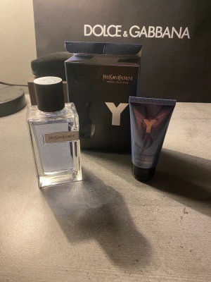 YSL Y Edt 100ml - YvesSaintLaurent travel kit! Mycket lite använd parfym + oöppnad duschtvål! Perfekt herrdoft som kommit till för lite användning. Originallådan medföljer. Pris kan diskuteras vid snabb affär!
