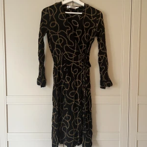 InWear klänning - Jag säljer denna fina klänningen! Köptes för några år sedan på inwear men har endast används 3-4 gånger💘den köptes för runt 1500kr och finns inte längre kvar på hemsidan. Mitt pris 150kr