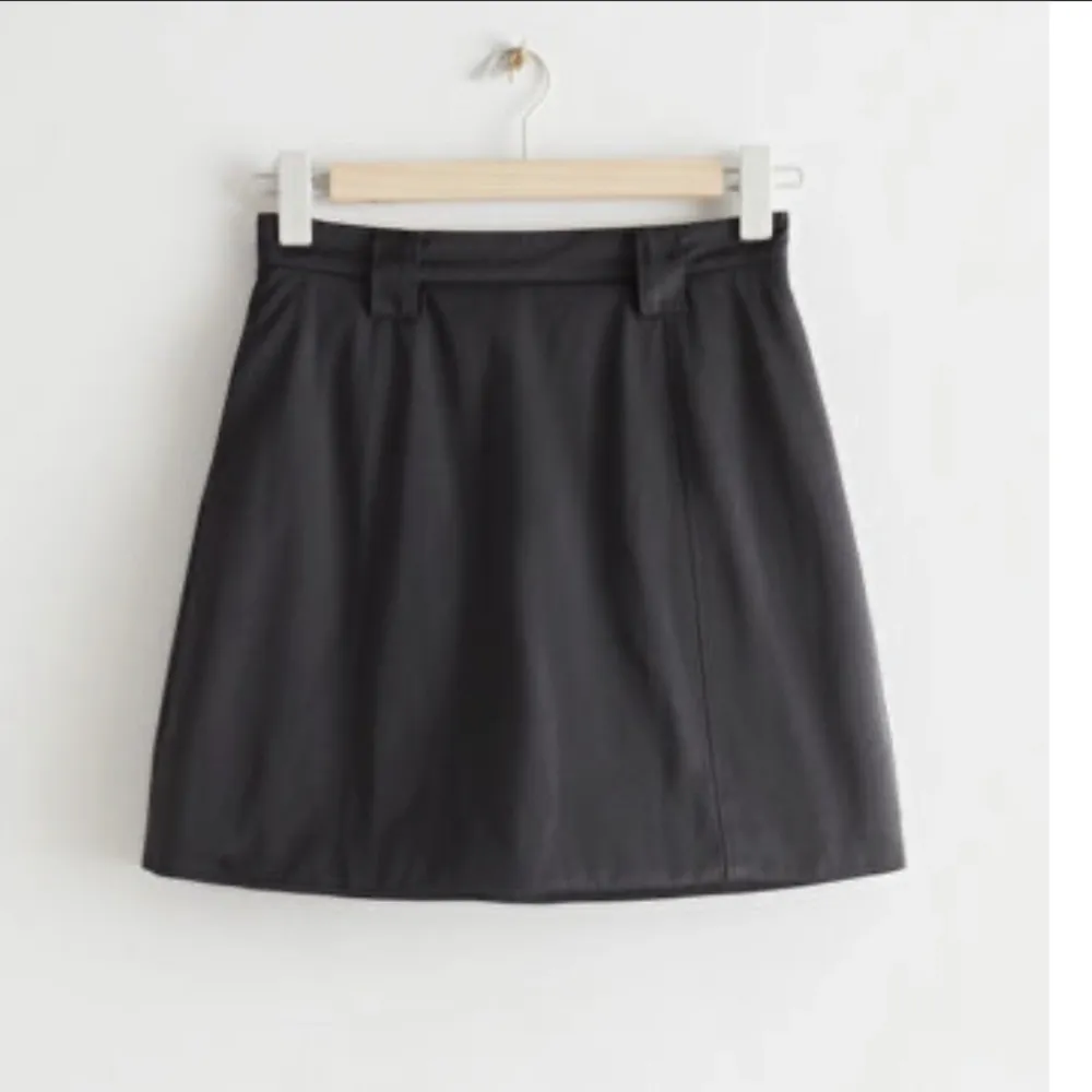 Superfin kjol som är fodrad som ger stadga till passformen. Finns hällor till ett bälte och två fickor på vardera sida. I strl S. Knappt använd.  Mått:  Midjan: 35 cm  Längd: 44 cm . Kjolar.