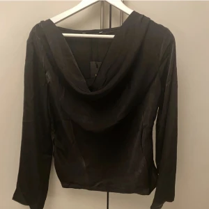 Blus / topp - Helt oanvänd med prislapp kvar, nypris 219kr
