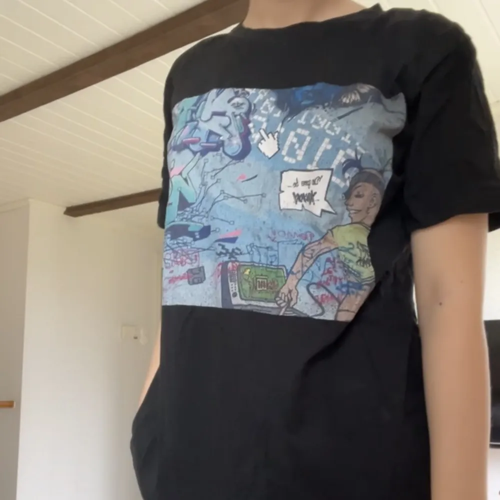 T-shirt med tryck ifrån the cool elephant💖 använd två gånger. Hör av dig vid frågor och köparen står för frakten!. T-shirts.