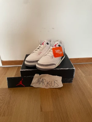 Jordan 3 white cement reimagined - JORDAN 3 white cement reimagined SÄLJES/TRADES🚨🚨  WTS/WTT Jordan 3 White Cement Reimagined Storlek: US10 (44) Skick: Deadstock   Köpta på SNS så kvitto därifrån finns.  Kan skickas men då står köparen för frakten.    Pris: 2800  PM is the 🔑