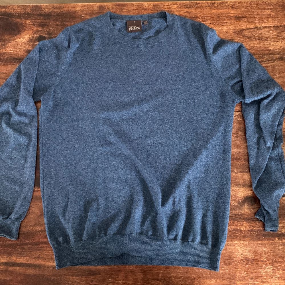 En nästan helt oanvänd sommar sweatshirt från Oscar Jacobson. Kondition 10/10, jag säljer den för 450, nypris är 1200kr.  . Huvtröjor & Träningströjor.