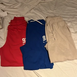 Byxor  - Använt när jag var yngre. 💕 Dom beiga byxorna är ifrån hm och dem blåa och röda är ifrån Cubus. Säljer alla för 109. 💗