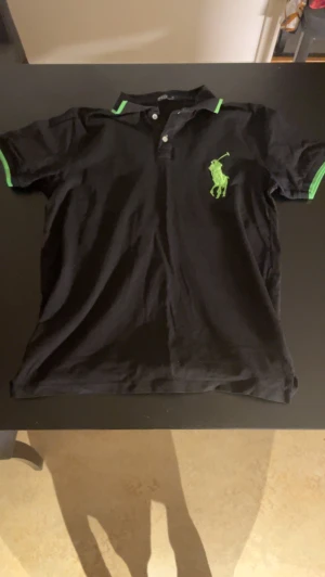 Svart polo tröja från Ralph lauren - Svart polo tröja från Ralph lauren med gröna detaljer