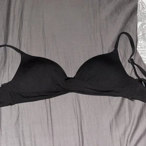 bikini topp - säljer denna bikini topp som är push-up då den inte används. Köpt från h&m. Tvättas såklart innan den fraktas