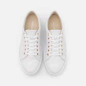 Jättefina vita sneakers i modellen ”Zoe” från Vagabond. Endast använda ett fåtal gånger. Som nya, förutom något smutsiga skosnören (går att byta/tvätta). Säljes då de är något för stora. Nypris 1 995 kr (Zalando). Kom privat för bilder. 💕