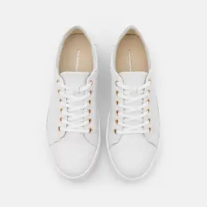 Jättefina vita sneakers i modellen ”Zoe” från Vagabond. Endast använda ett fåtal gånger. Som nya, förutom något smutsiga skosnören (går att byta/tvätta). Säljes då de är något för stora. Nypris 1 995 kr (Zalando). Kom privat för bilder. 💕