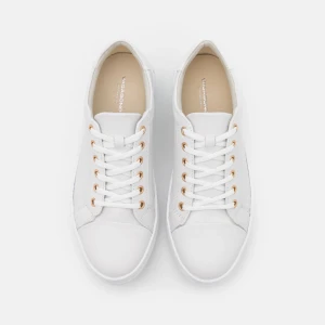 Vita sneakers Vagabond - Jättefina vita sneakers i modellen ”Zoe” från Vagabond. Endast använda ett fåtal gånger.  Nypris 1 995 kr (Zalando). Kom privat för bilder. 💕
