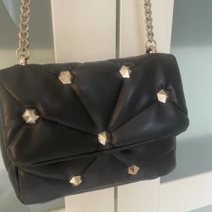 Väsla - Superfin väska ifrån Zara med nitar 👌🏻 Säljer även en i grön!! 200kr inklusive frakt :) några små fläckar inuti som man inte märker av 💞