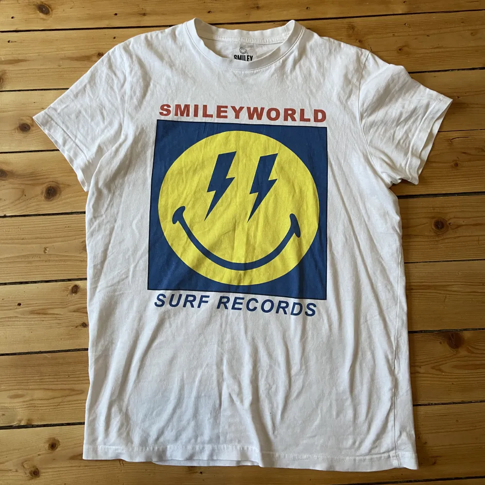 T-shirt som jag funderar på att sälja, fint skick från smiley World! 💖. T-shirts.