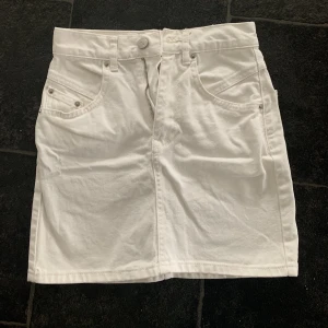 Vit jeanskjol - vit kjol som inte kommer till användning längre från pull and bear, i storlek xs men skulle säga den är xxs då den är för liten för mig