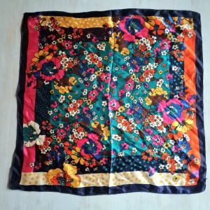 Sjal - Färgsprakande sjalett i silkeslent material. 50×50 cm