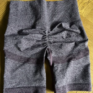 Scrunch shorts - Scrunch shorts i strl S som får rumpan att se 👌🏽👌🏽. Tyvärr är dem lite små på mig och därav säljer jag dem. Dem är mer lila i verkligheten.  Kan bytas mot någon som har i strl M. Köparen står för frakt, kan mötas i Malmö. 