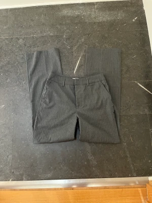 madlady kostymbyxor 34 short 🤍 - superbra skick. kan skicka bild på också! försten till kvarn. aldrig använda, bara testade.🌟