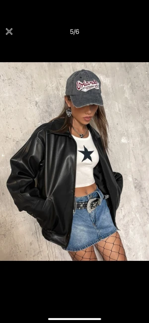 Skin jacka  - Från SHEIN helt ny, köpte 1 men fick 2 så tänkte sälja den andra. Den är jätte snygg 🥹pris kan diskuteras. Kostar 439 på SHEIN 