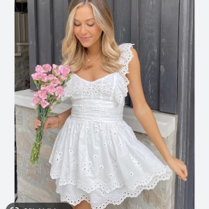 For love and lemons Serena sleevless dress - PERFEKTA STUDENTKLÄNNINGEN!! Helt ny med alla lappar kvar och ny pris runt 3200kr. Den är något liten i storleken (xs-s) och pris kan diskuteras 💗💗