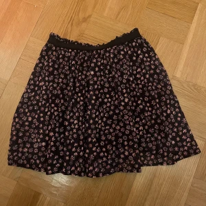 Kjol - Jag säljer denna super söta kjolen då den blivit för liten för mig. Den är i storlek 152 men jag skulle säga att den sitter som en XS ifrån garcia. Den är fortfarande i väldigt fint skick. Säljer för 149+frakt