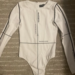 Body - Unik body med design på, jättebra material och inte alls genomskinlig! 💓