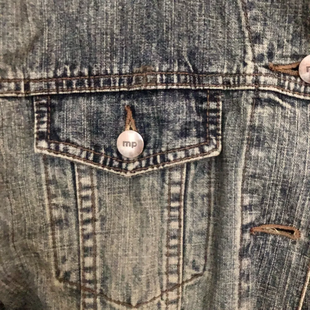 Jeansjacka från 90-talet 🌸Bra skick och sjukt snygg. Jackor.